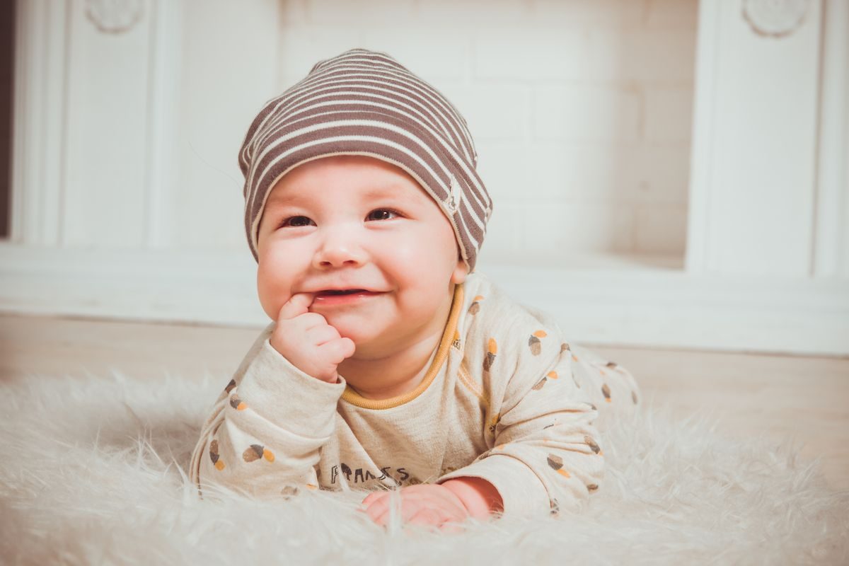 Padres con bebé en casa, ambiente calmado