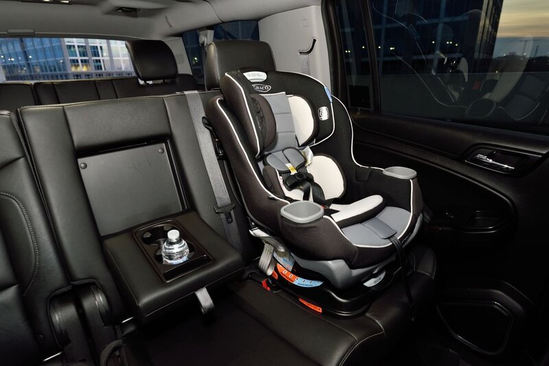Familia con bebé y silla de coche en tonos suaves